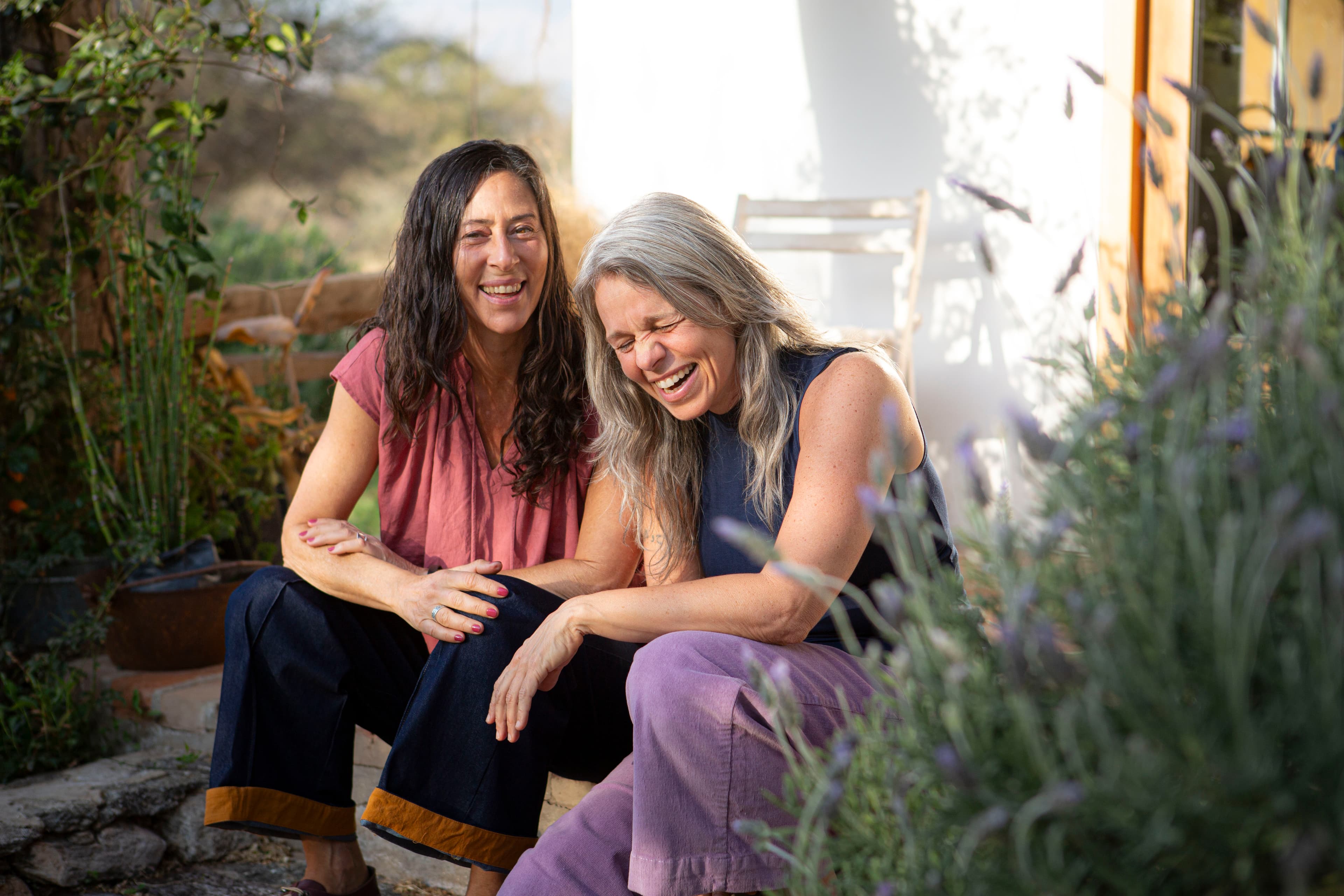 Laura y Tammy en el campo de lavanda